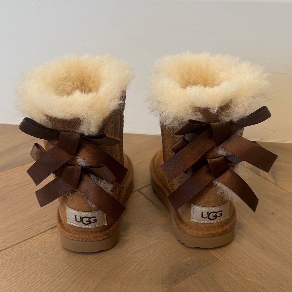 UGG Bailey Bow II Boot
Kids Brown Boots with Cream Fur